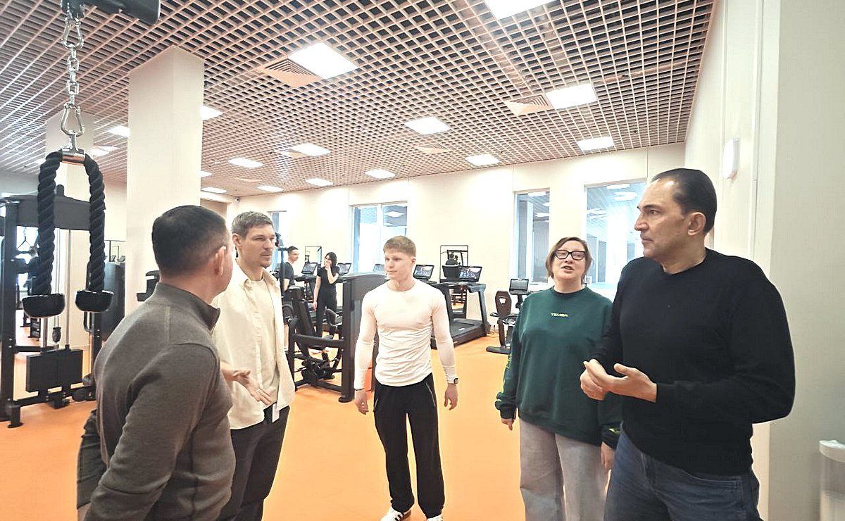 Андрей Хапочкин посетил новое общежитие СахГУ