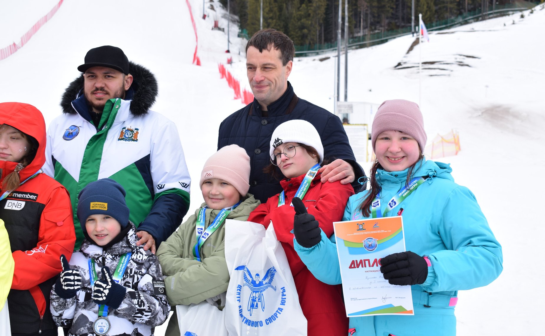 Эдуард Исаков посетил учреждения социального обслуживания и образования, здравоохранения и спорта в Когалыме и Нижневартовске