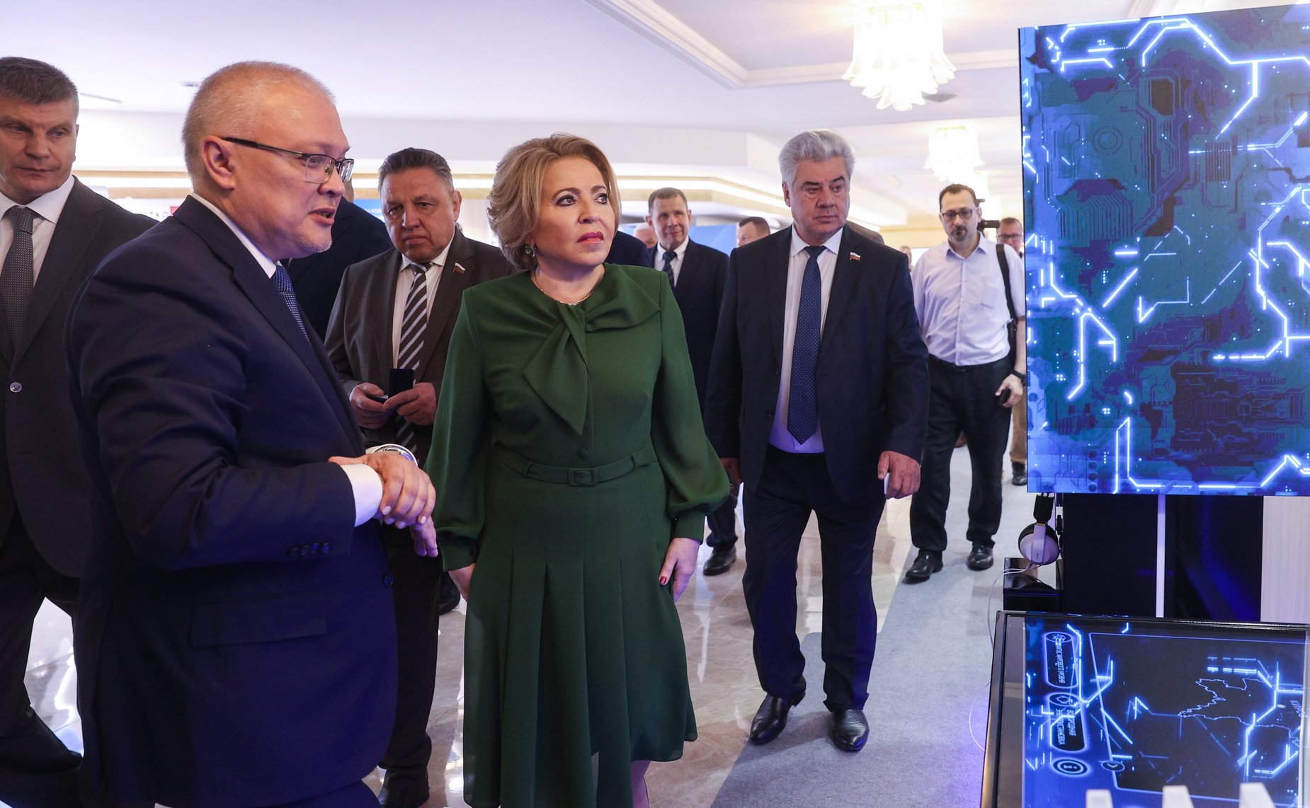 Валентина Матвиенко и Александр Соколов осмотрели выставку, посвященную истории и перспективным направлениям развития Кировской области