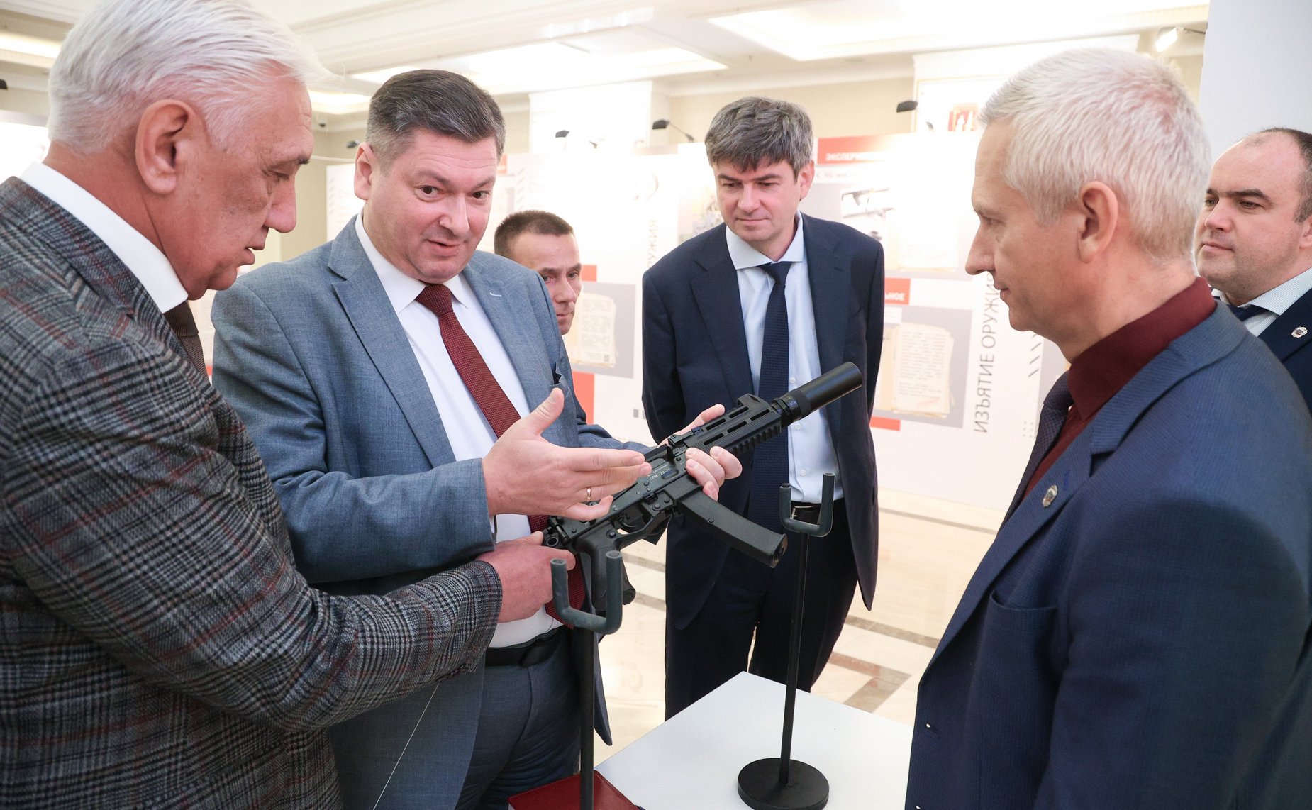 Участие членов Комитета СФ по обороне и безопасности в открытии выставки «Стрелковое оружие России»