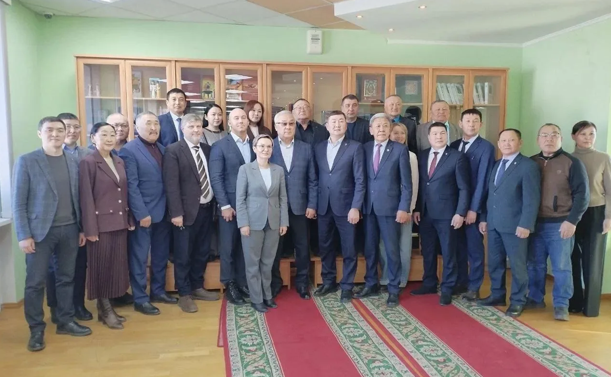 Баир Жамсуев принял участие в совещании в поселке Агинское, на котором обсуждался вопрос создания межрегионального промышленного кластера по переработке овечьей шерсти