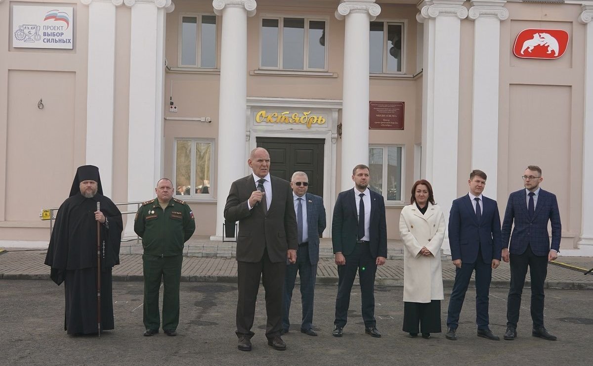 Александр Карелин принял участие в открытии современного центра греко-римской борьбы в городе Бийске