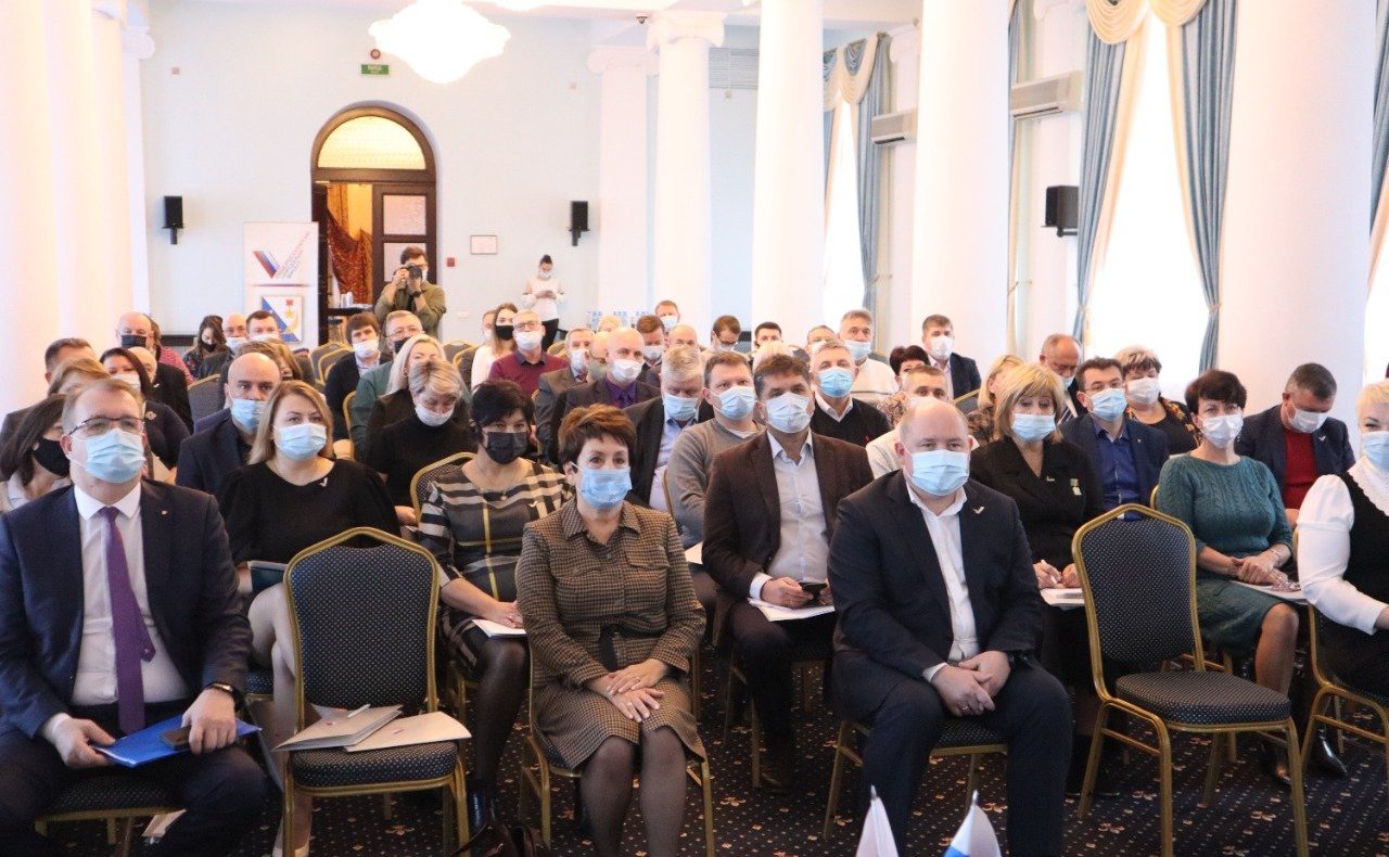 Екатерина Алтабаева вручила Благодарность Председателя СФ руководителю севастопольского объединения поисковых организаций «Долг»