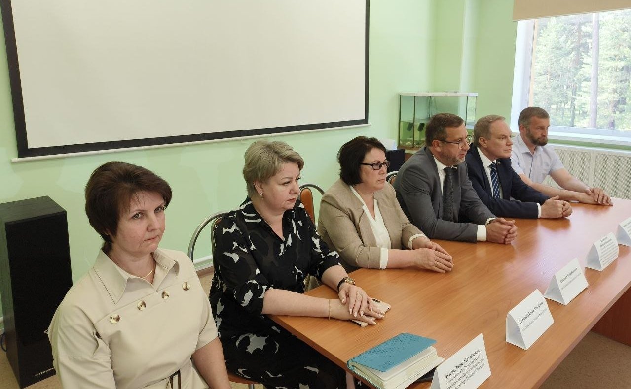 Александр Башкин и Николай Владимиров посетили пункт временного размещения вынужденных переселенцев, эвакуированных с Донбасса