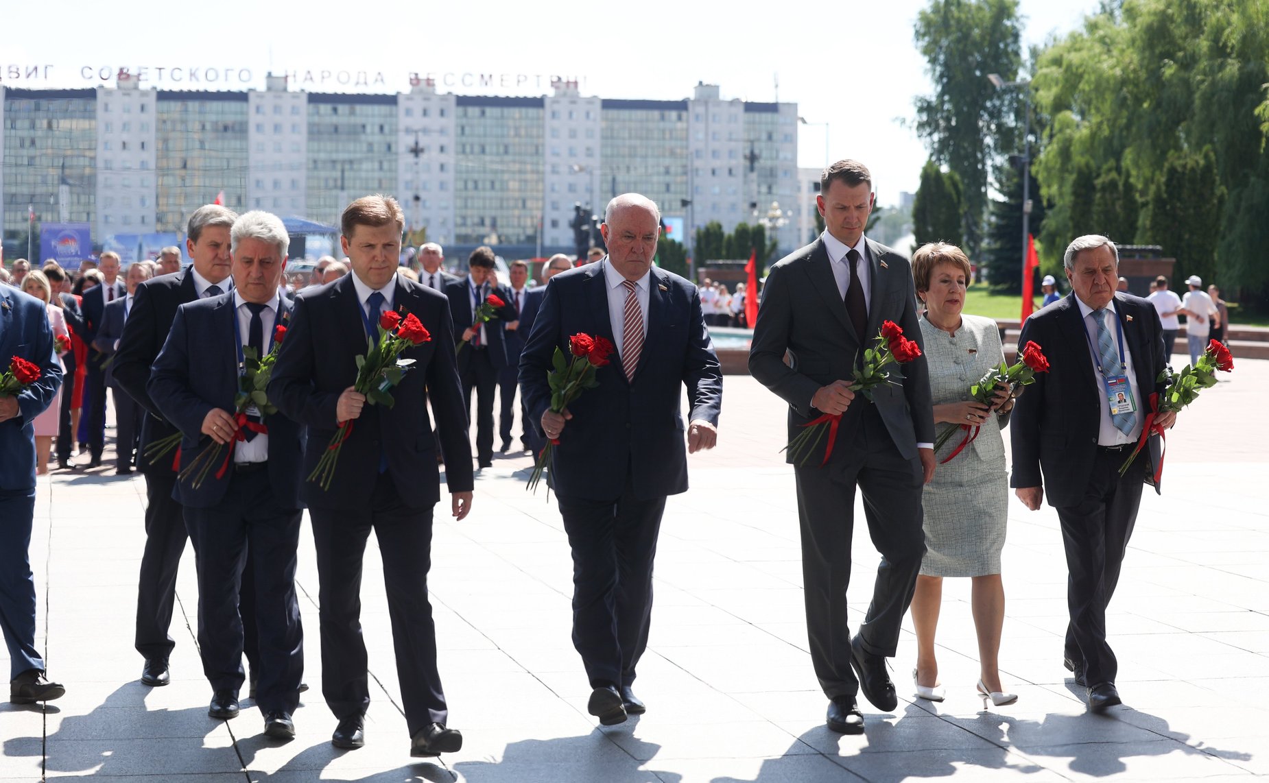 Торжественная церемония возложения цветов членами официальных делегаций Совета Республики и Совета Федерации к Вечному огню у монумента «Три штыка»