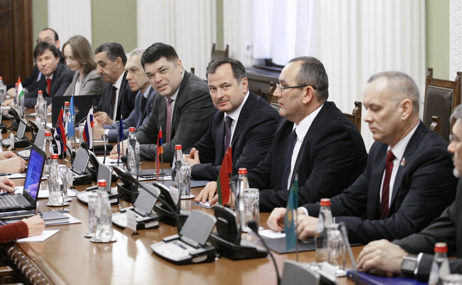 Сенаторы РФ приняли участие в наблюдении за парламентскими выборами в Сербии