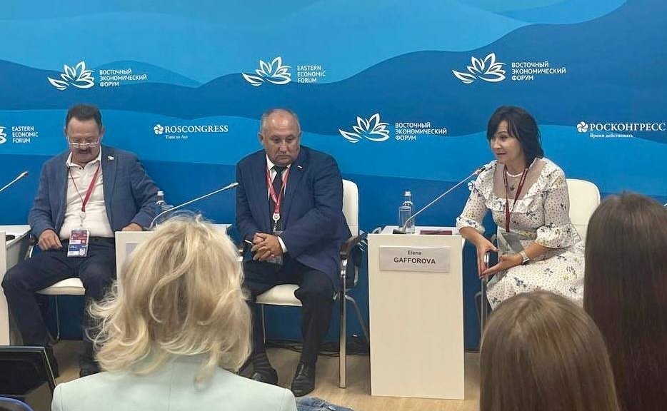 Андрей Базилевский посетил VII Восточный экономический форум, где состоялось обсуждение вопросов финансового просвещения волонтеров