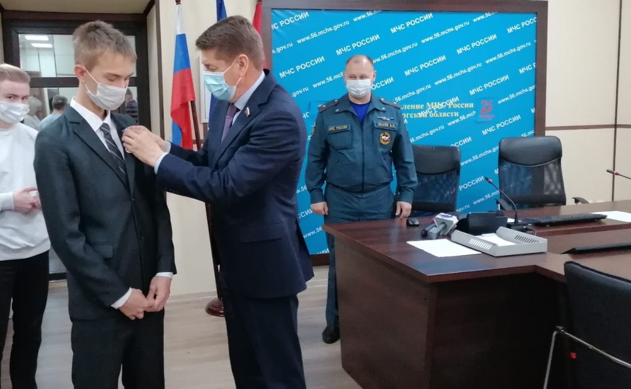 Андрей Шевченко вручил оренбургскому школьнику памятную медаль Совета Федерации «За проявленное мужество»