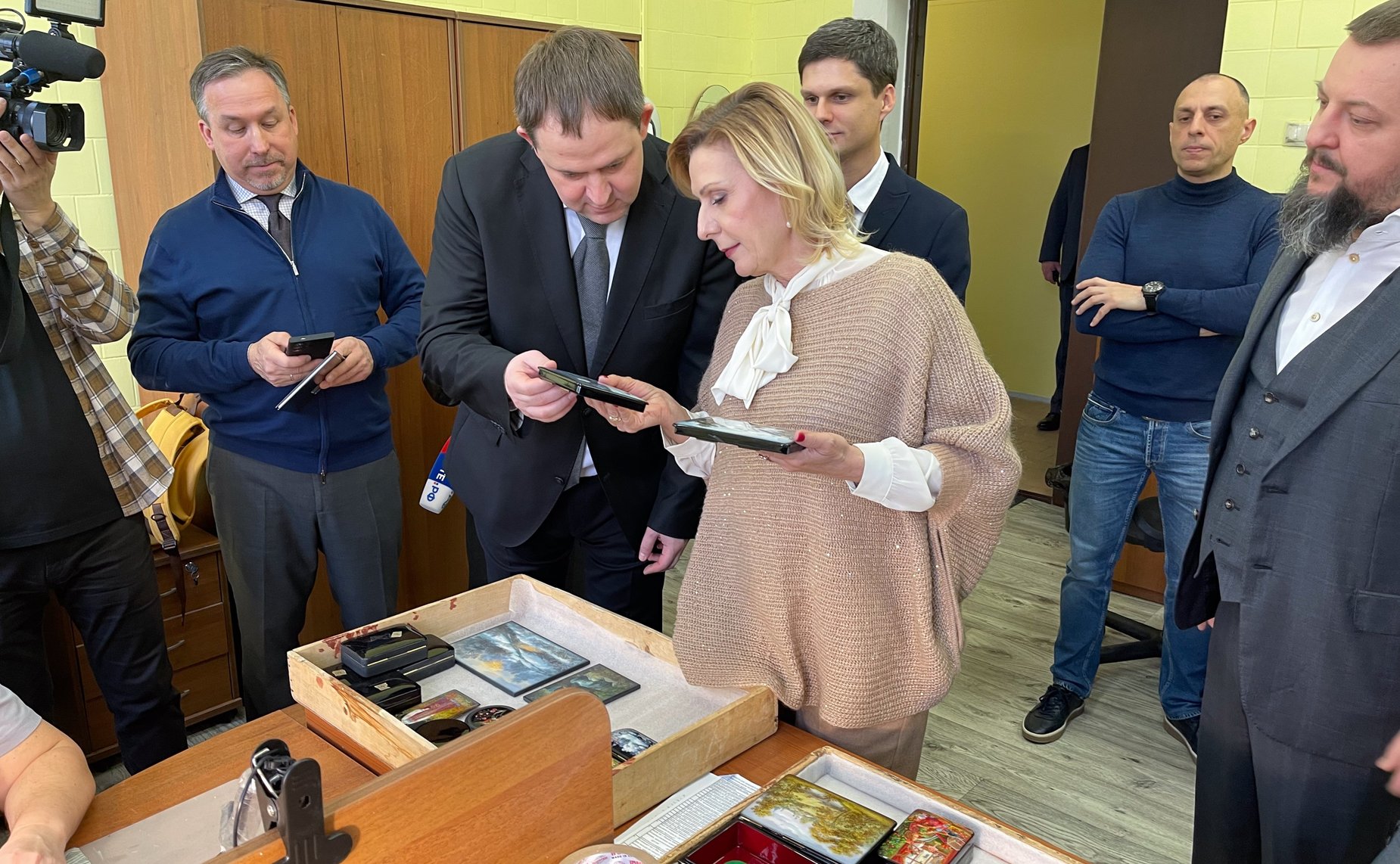 Сенаторы РФ посетили фабрику миниатюрной живописи «Федоскино»