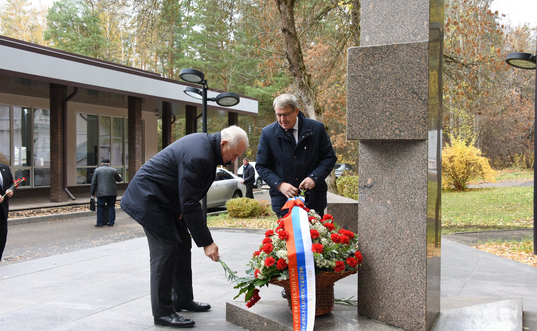 Сенаторы возложили цветы к памятнику испытателям отечественного ядерного оружия