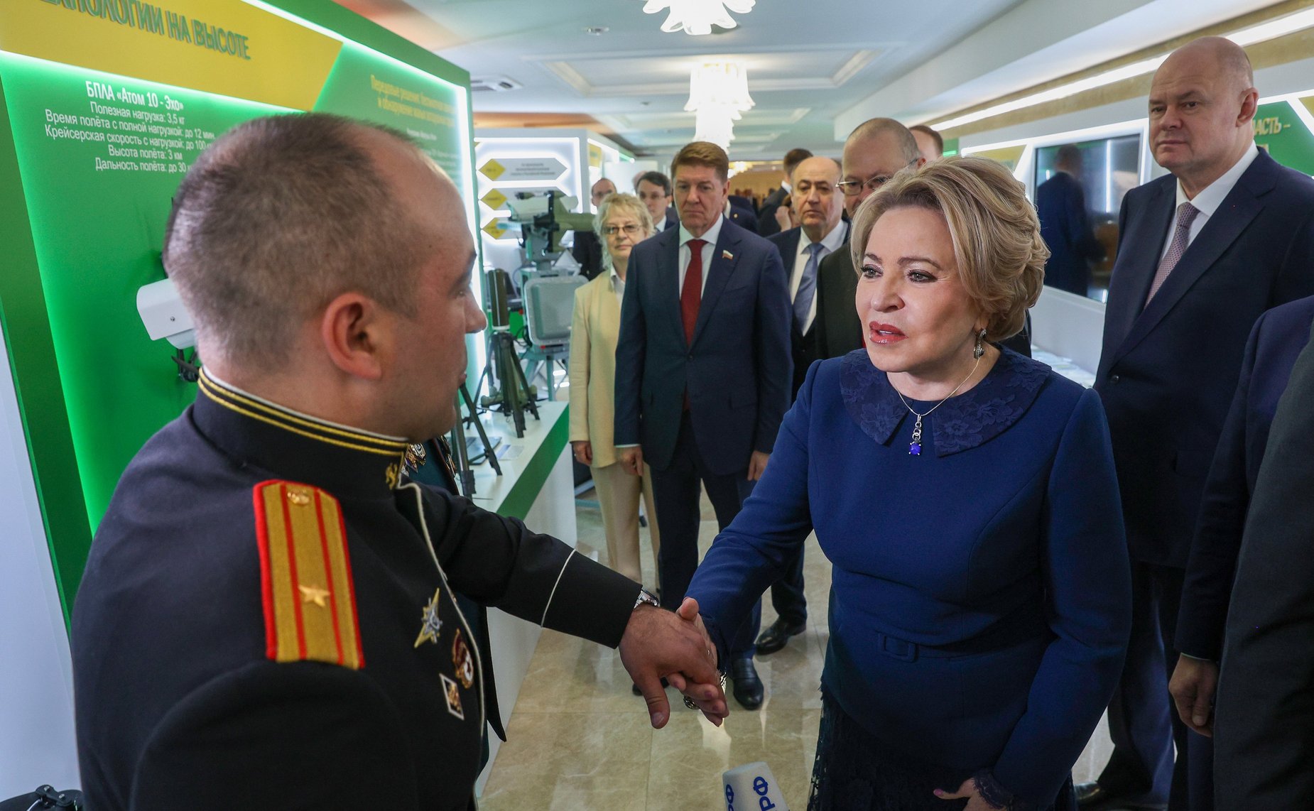 Валентина Матвиенко и Олег Мельниченко осмотрели выставку Пензенской области, развернутую в верхней палате парламента