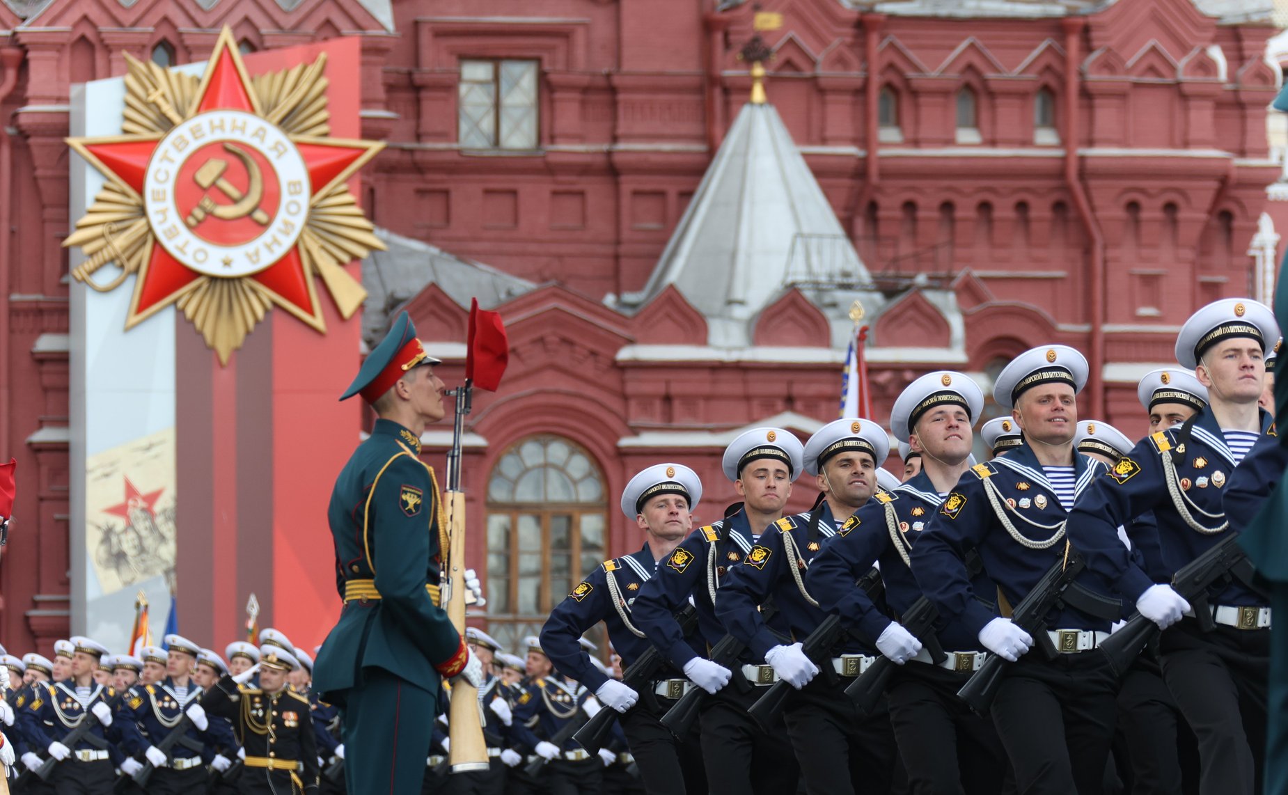 В ознаменование 77-й годовщины Победы в Великой Отечественной войне 1941–1945 годов в Москве состоялся военный парад