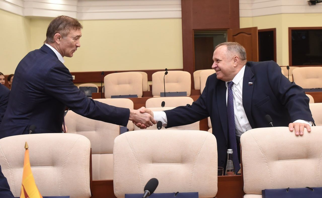 Александр Брыксин поздравил с 30-летием Курскую областную Думу