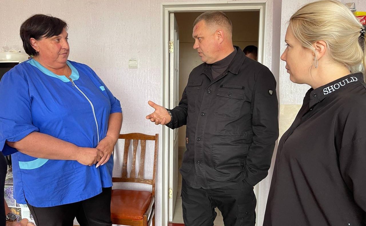 Игорь Кастюкевич посетил больницу в Херсонской области и встретился с врачами-стоматологами, приезд которых организовал для лечения льготных категорий граждан