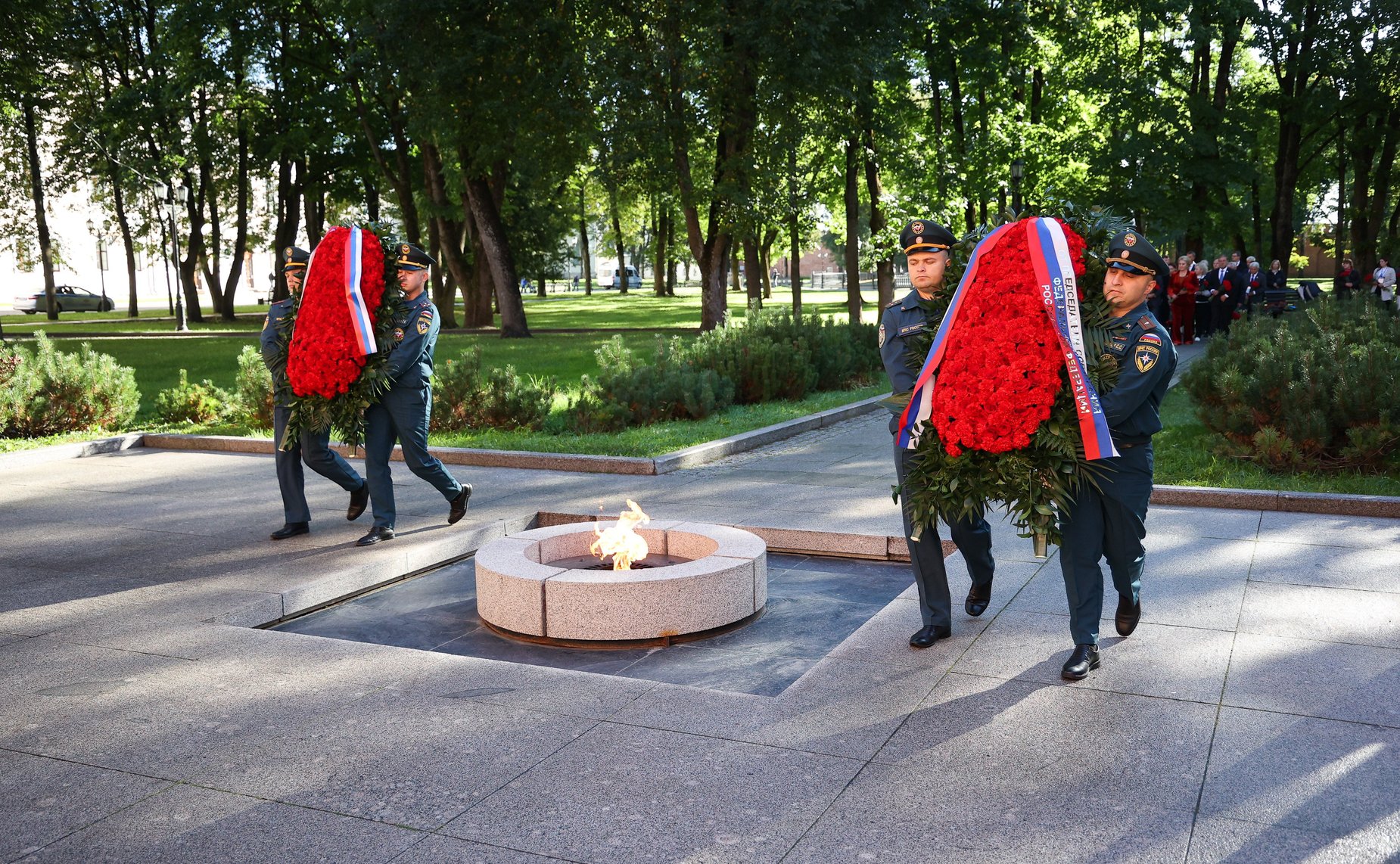 Председатель Совета Федерации Валентина Матвиенко и врио губернатора Новгородской области Александр Дронов возложили венки к Мемориалу «Вечный огонь славы»