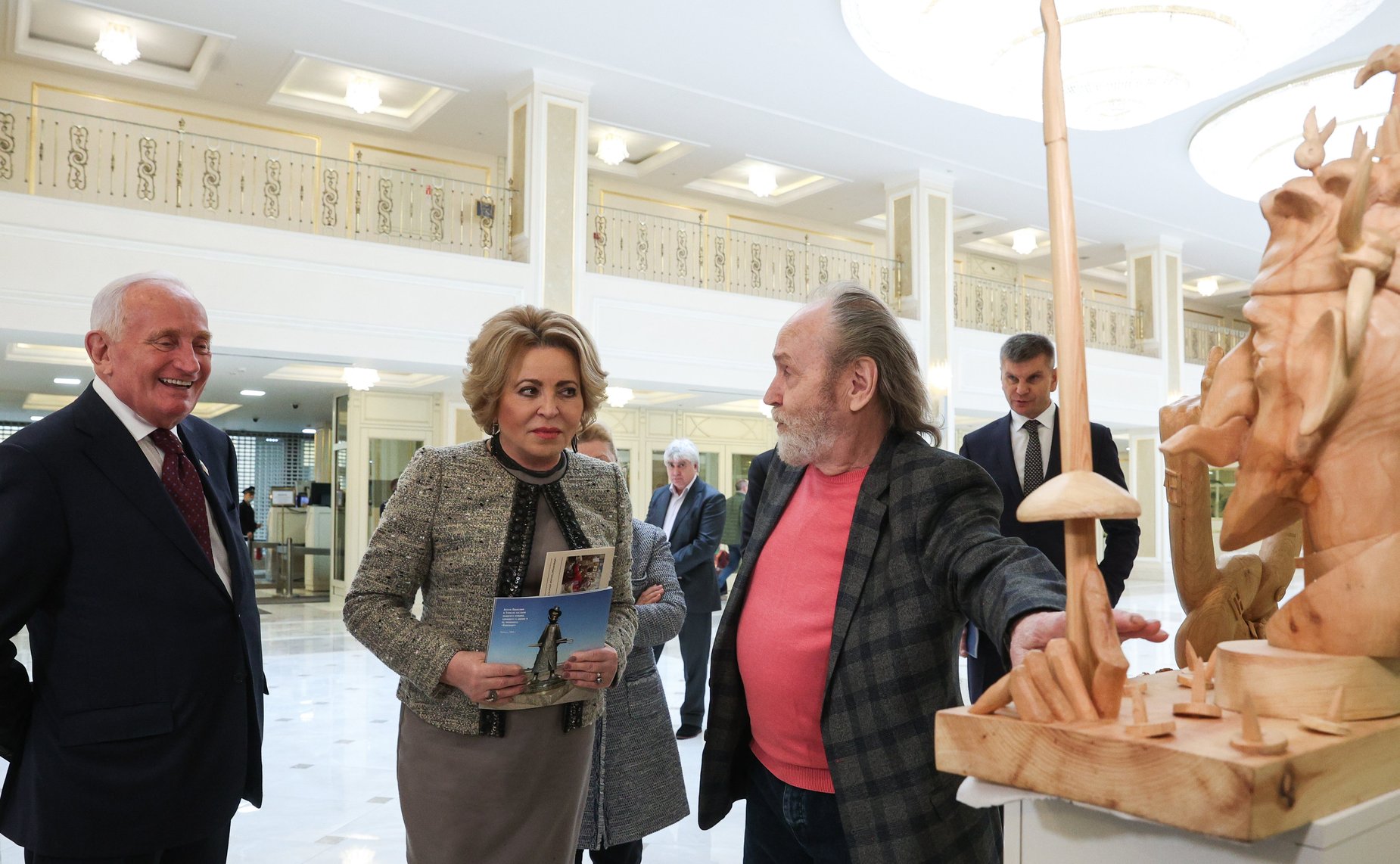 Валентина Матвиенко осмотрела выставку томского скульптора Леонтия Усова «75 – Пространство и Время»