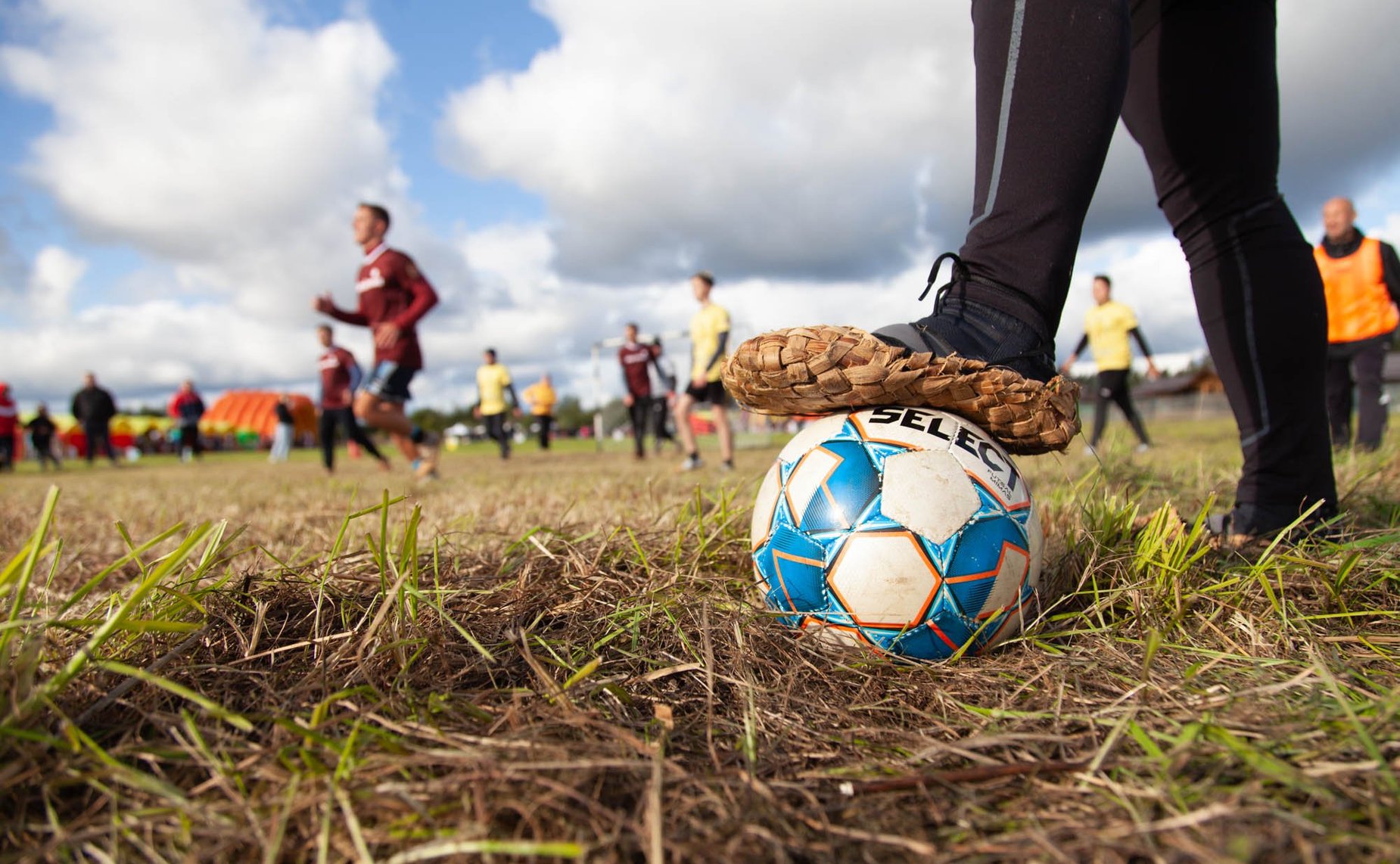 Александр Пронюшкин совместно с первым заместителем губернатора региона Александром Ремигой осмотрел ярмарку и пообщался с владимирскими ремесленниками