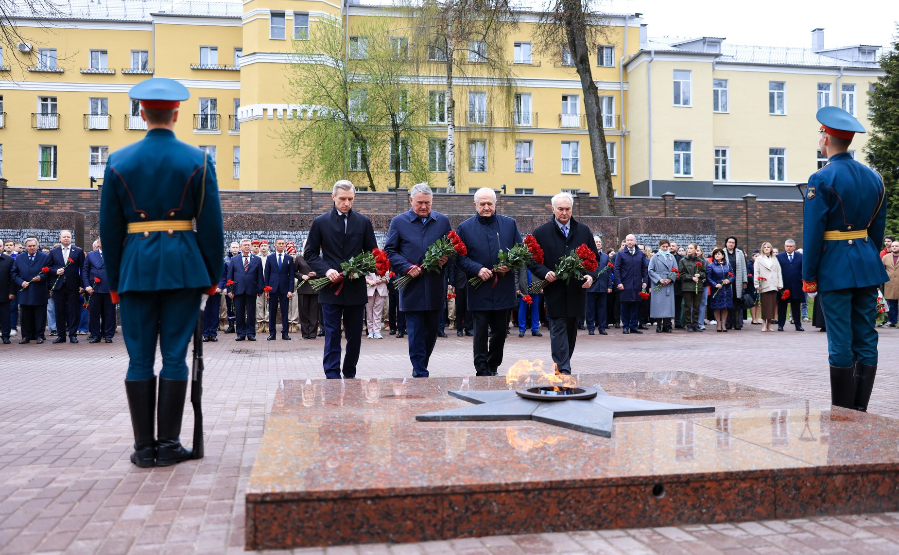 Сенаторы возложили цветы к Вечному огню в Сквере Памяти Героев в Смоленске