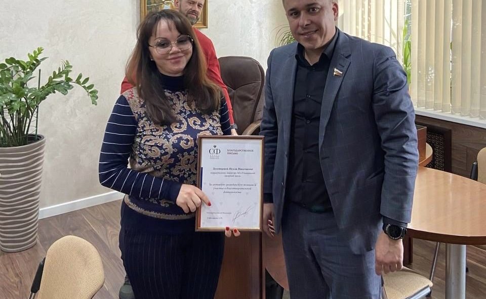 В ходе посещения сахарного завода Айрат Гибатдинов наградил руководство Почетной грамотой Совета Федерации за активное участие в сборе гуманитарной помощи для жителей Донбасса