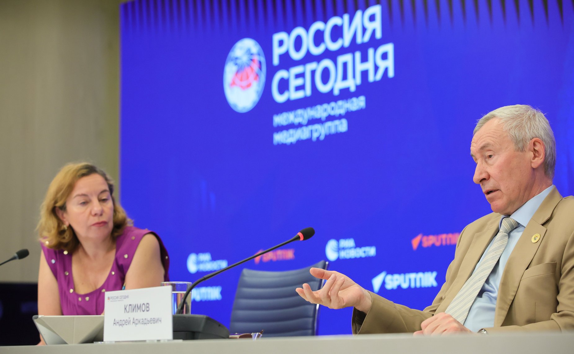 Брифинг председателя Комиссии СФ по защите государственного суверенитета и предотвращению вмешательства во внутренние дела РФ Андрея Климова