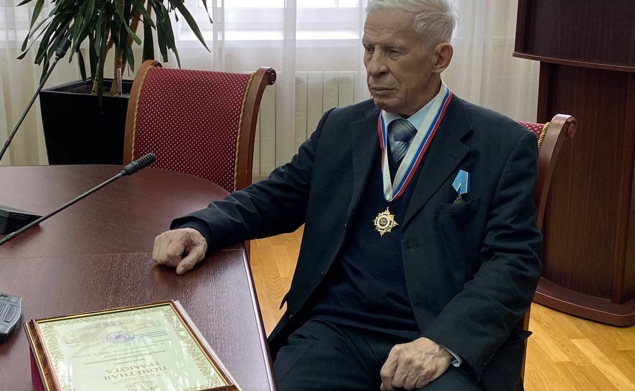 Айрат Гибатдинов вручил Почетную грамоту Совета Федерации доктору технических наук, лауреату Ленинской премии, депутату Законодательного Собрания Ульяновской области 3 и 4 созывов, почетному жителю Ульяновска Вячеславу Алексейчику