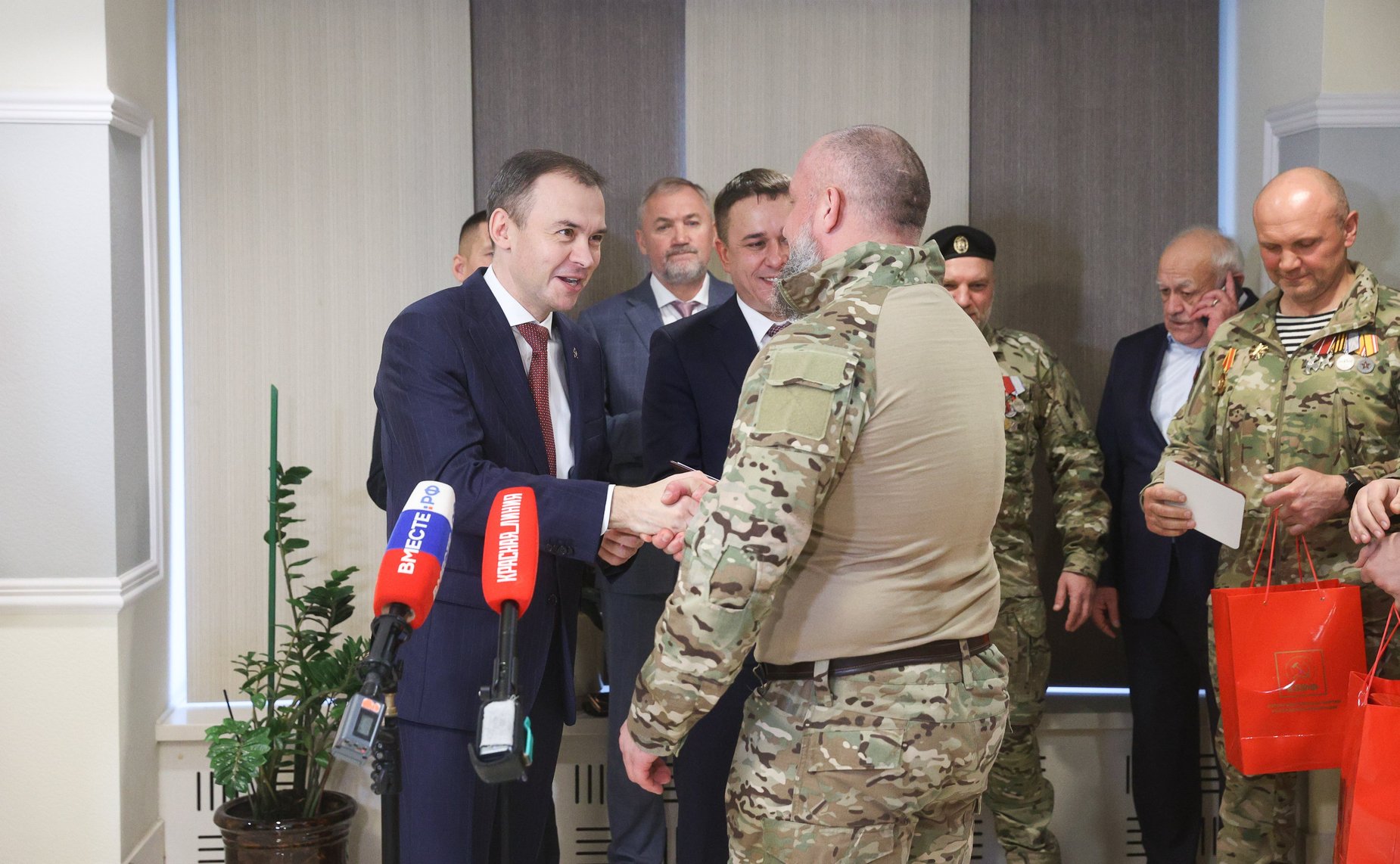 Торжественное награждение военнослужащих в рамках проведения открытия патриотической выставки фотографий военнослужащих Отдельной диверсионной штурмовой бригады «Ветераны»