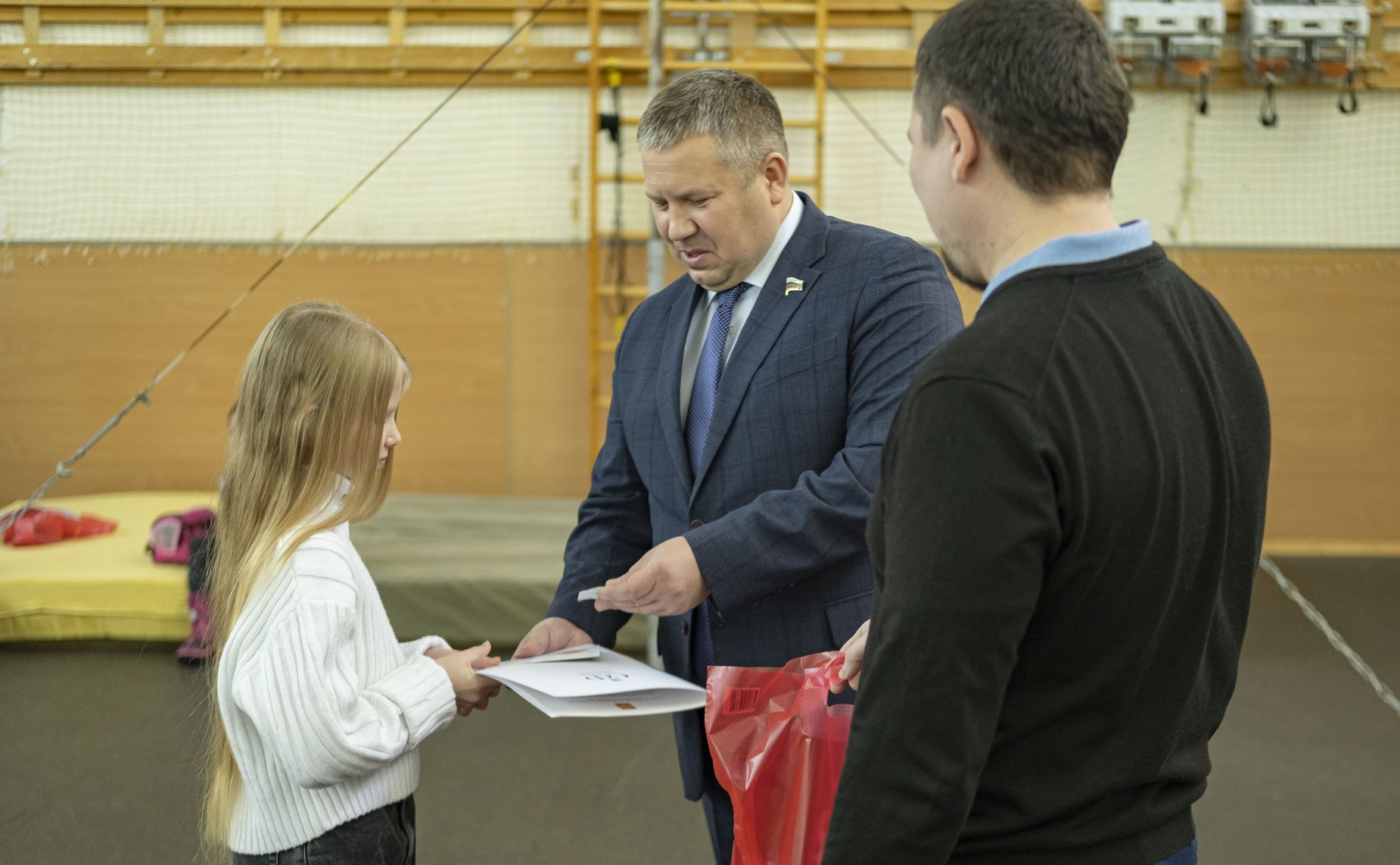 Денис Гусев в ходе поездки в регион принял участие в церемонии вручения знаков Всероссийского физкультурно-спортивного комплекса «Готов к труду и обороне»