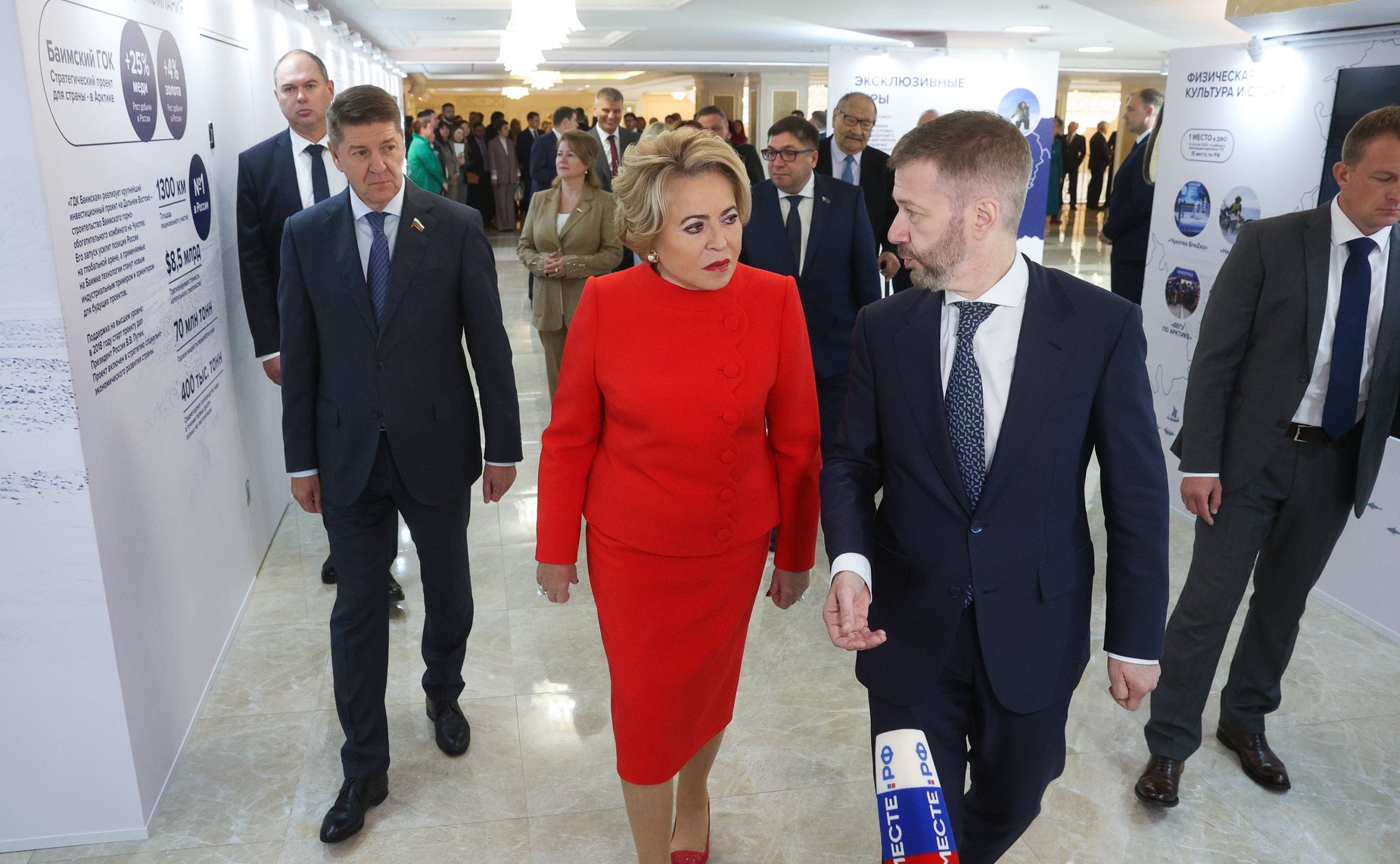 Валентина Матвиенко и Владислав Кузнецов осмотрели выставку, развернутую в Совете Федерации, которая посвящена истории, современности и перспективам развития Чукотского автономного округа