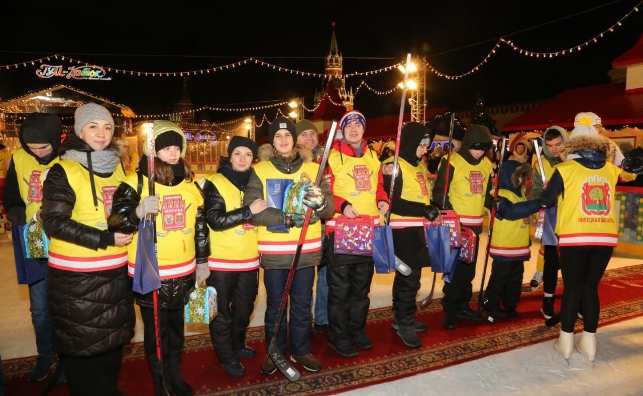 Максим Кавджрадзе и глава администрации региона Игорь Артамонов поздравили юных хоккеистов Липецкой области на Красной площади