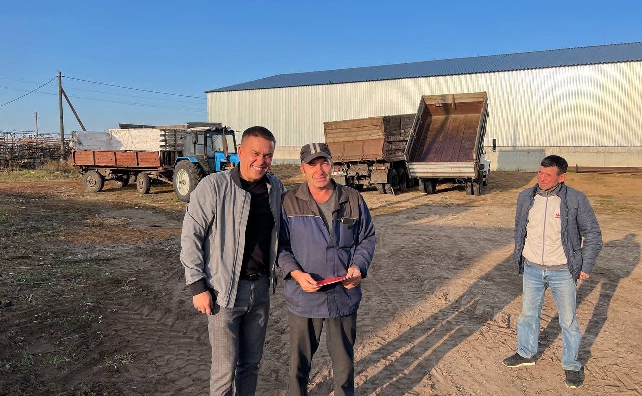 Айрат Гибатдинов в преддверии Дня работника сельского хозяйства и перерабатывающей промышленности посетил ряд агропромышленных предприятий Ульяновской области