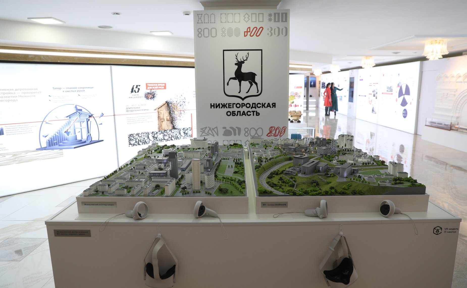 Председатель Совета Федерации Валентина Матвиенко и губернатор Нижегородской области Глеб Никитин осмотрели выставку, на которой представлены инновационные проекты и перспективы развития региона