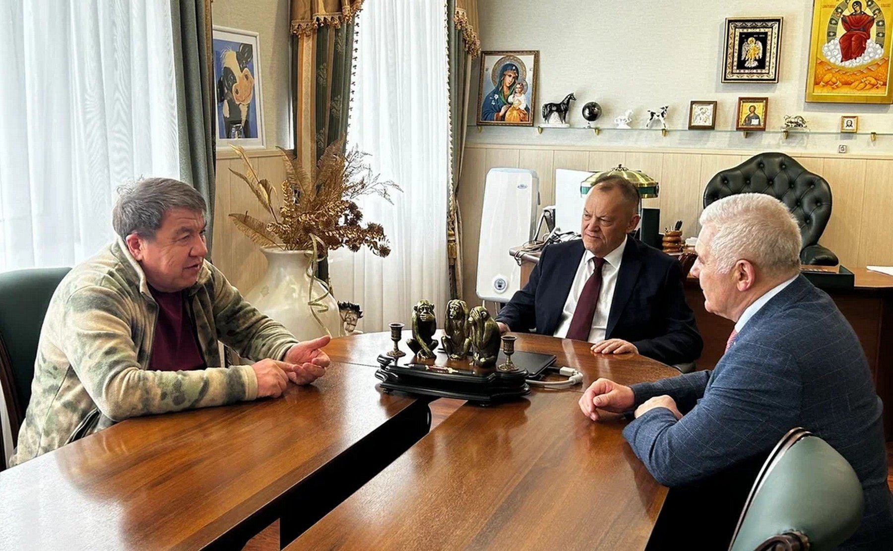 В ходе посещения племзавода Сергей Мартынов ознакомился с результатами его работы, перспективами развития и условиями труда сотрудников