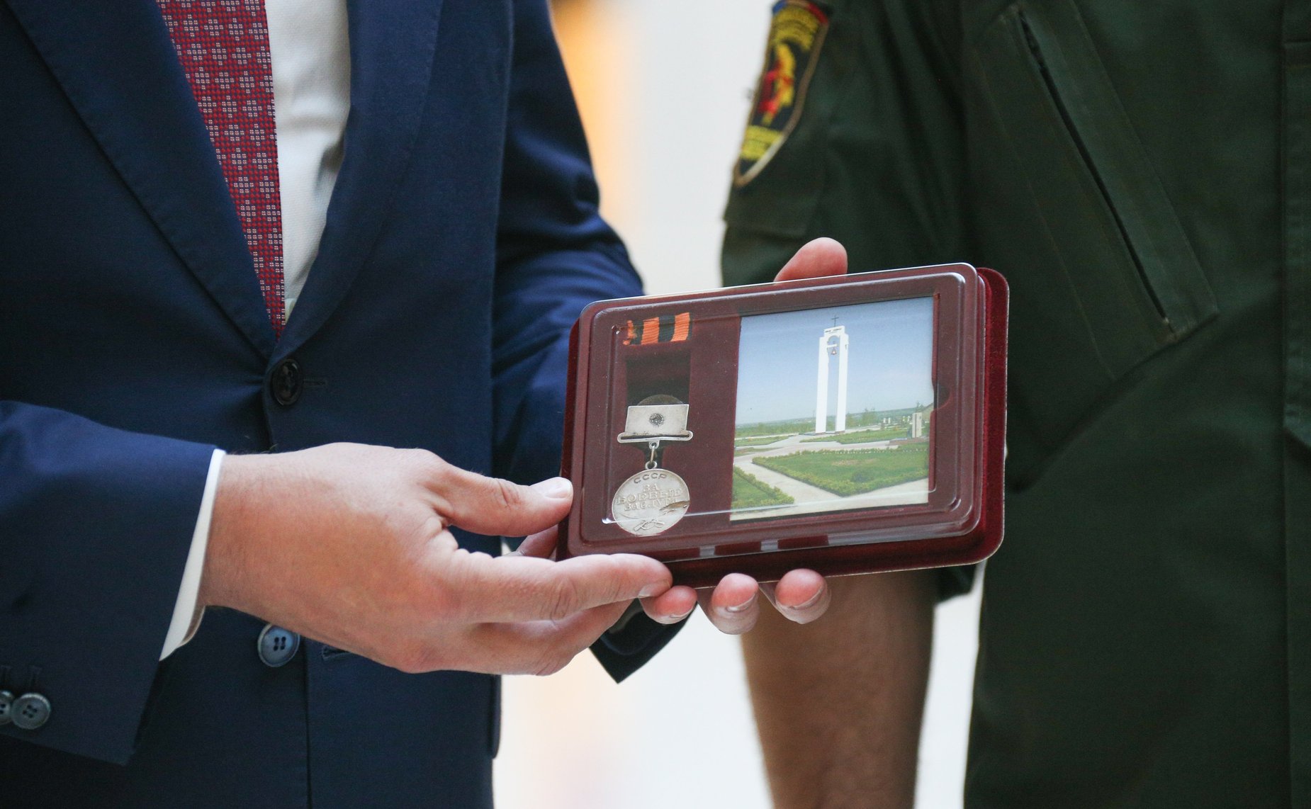 Андрею Чернышеву передана медаль солдата, найденная молдавскими поисковиками на месте боев Великой Отечественной войны