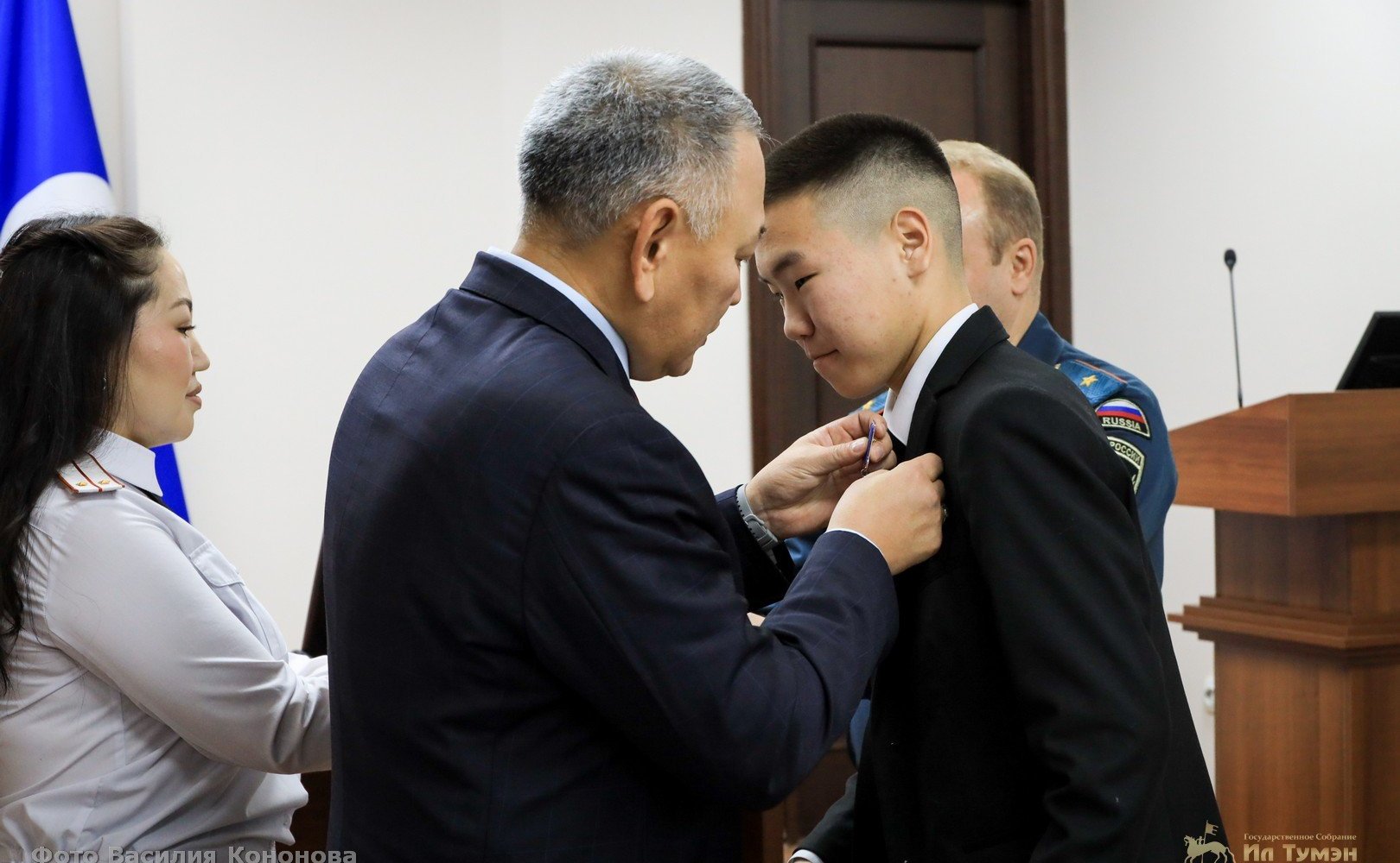 Сахамин Афанасьев вручил медали Совета Федерации «За проявленное мужество» трем юным якутянам