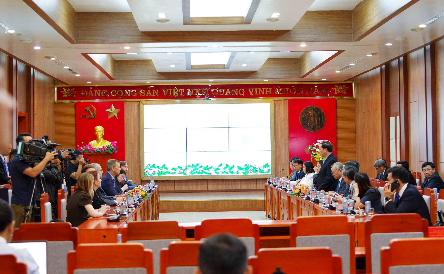 Делегация Совета Федерации во главе с первым заместителем Председателя СФ Андреем Яцкиным в рамках визита во Вьетнам встретились с руководством Народного комитета провинции Кханьхоа