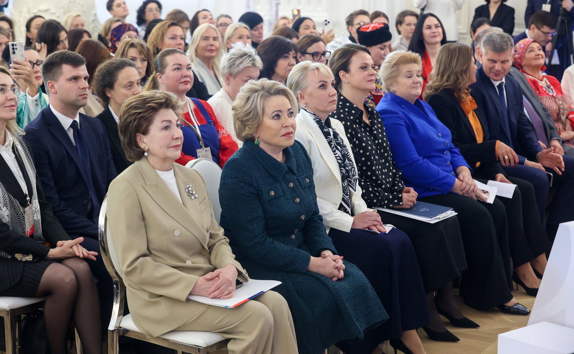 Пленарное заседание международного форума «Женщины за сохранение традиций»