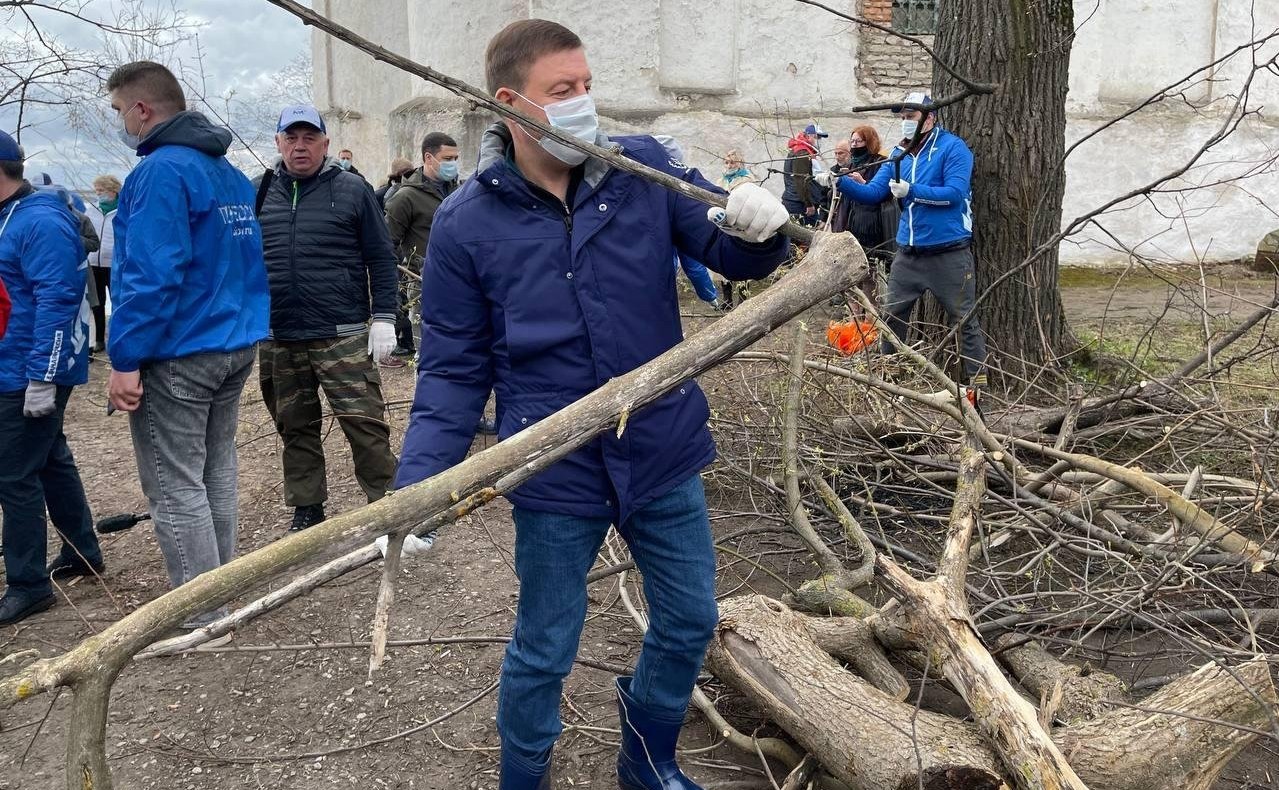 Андрей Турчак в ходе поездки в регион принял участие во всероссийском субботнике