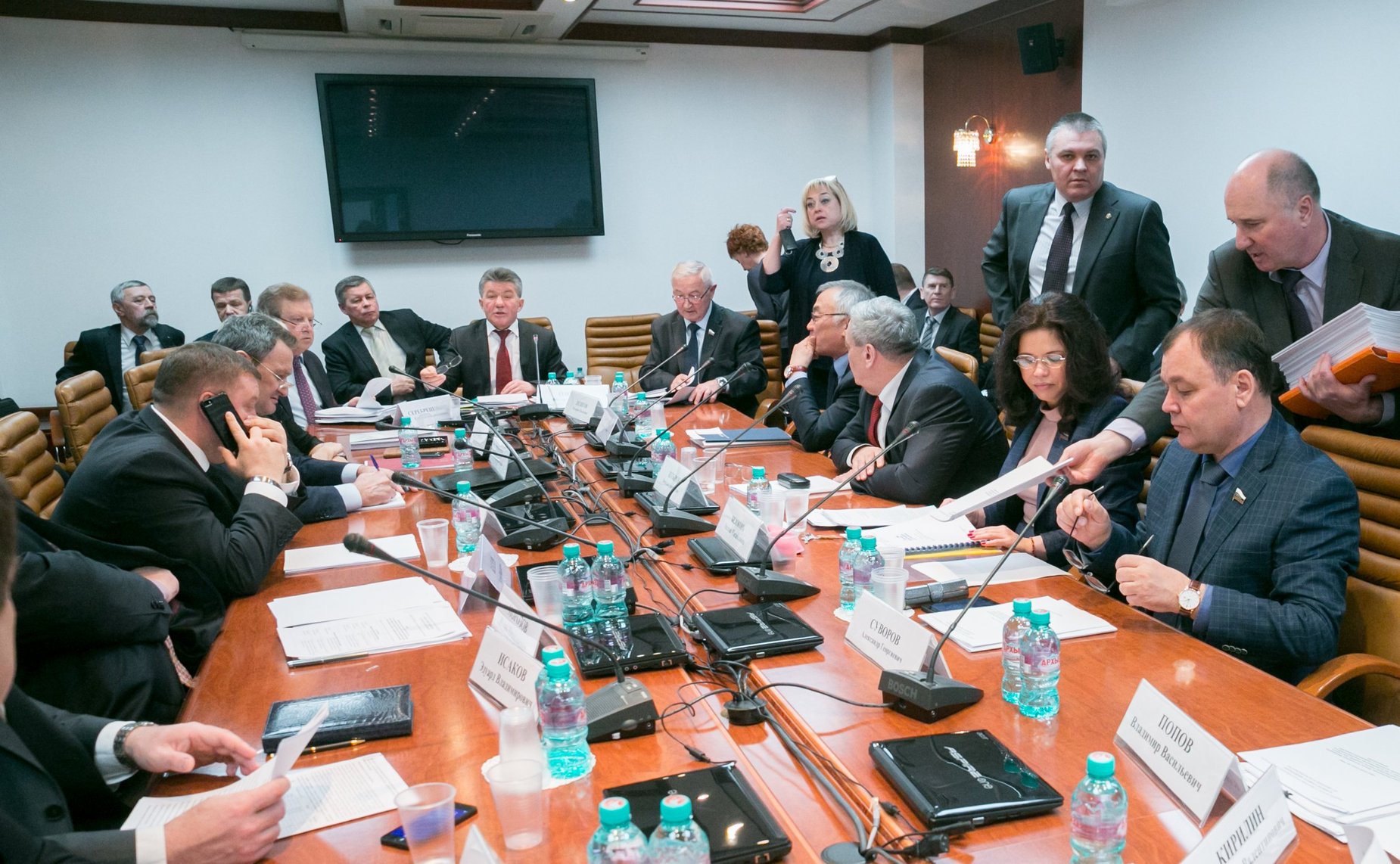 Виктор Озеров провел «круглый стол», посвященный реализации Закона РФ «Об увековечивании памяти погибших при защите Отечества» в части проведения поисковой работы, захоронения погибших и содержания воинских захоронений»