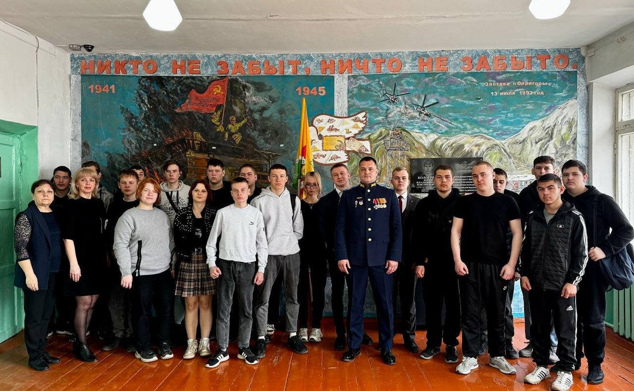 Айрат Гибатдинов вместе с участником специальной военной операции, бойцом Гостомельского десанта Антоном Шиловым провели Урок мужества для студентов Старомайнского технологического техникума в Ульяновской области