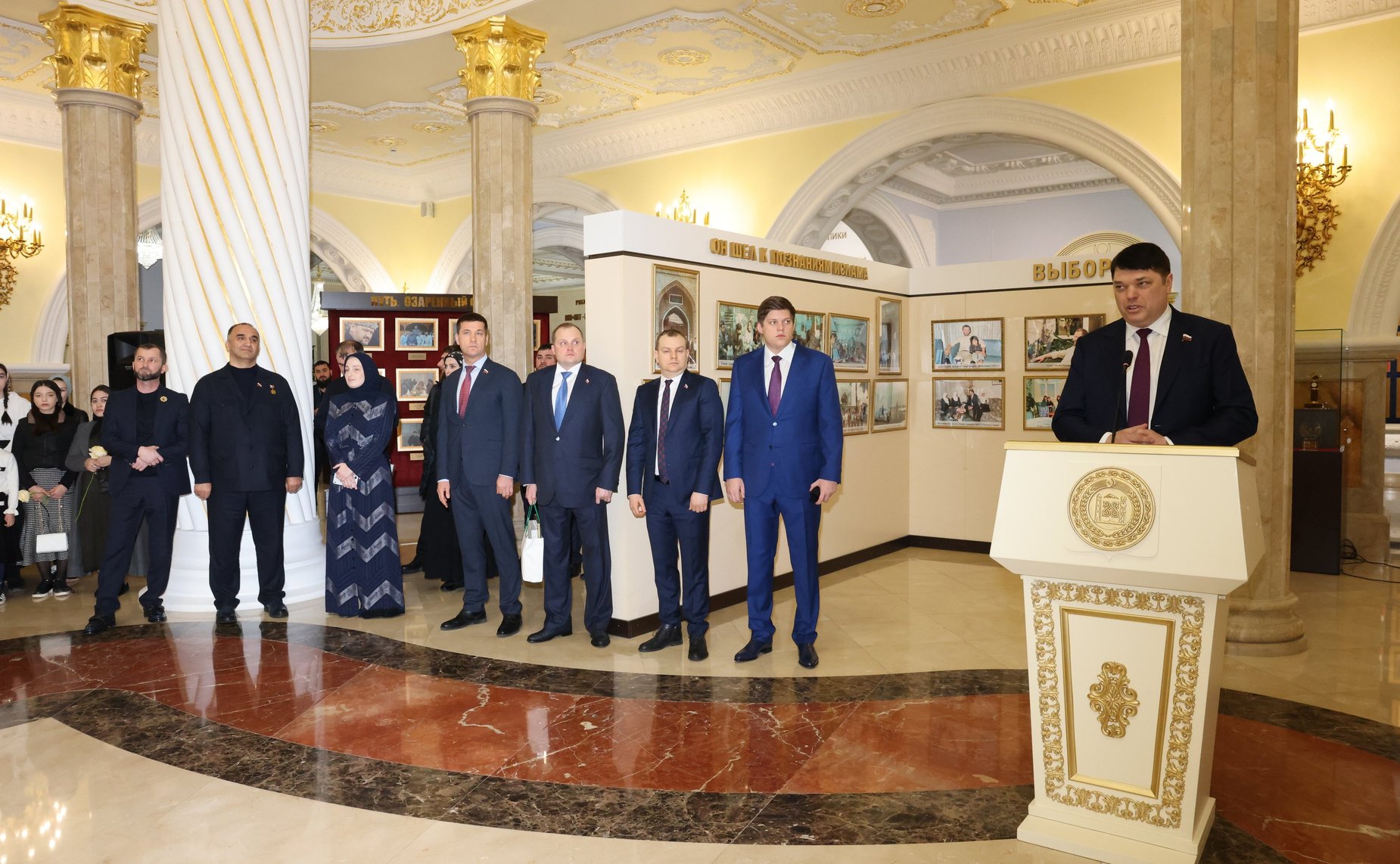 Дмитрий Василенко представил в Чеченской Республике выставку детского рисунка, посвященную 80-летию полного освобождения Ленинграда от фашистской блокады