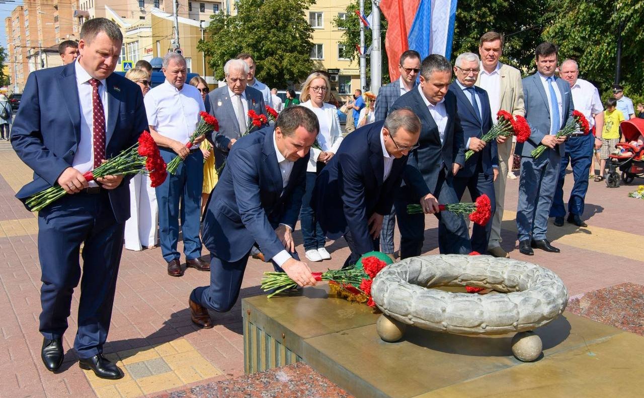 Анатолий Артамонов принял участие в возложении цветов к Вечному огню на могиле Неизвестного солдата