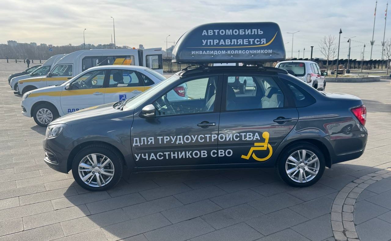 Александр Вайнберг передал автомобиль ветерану специальной военной операции