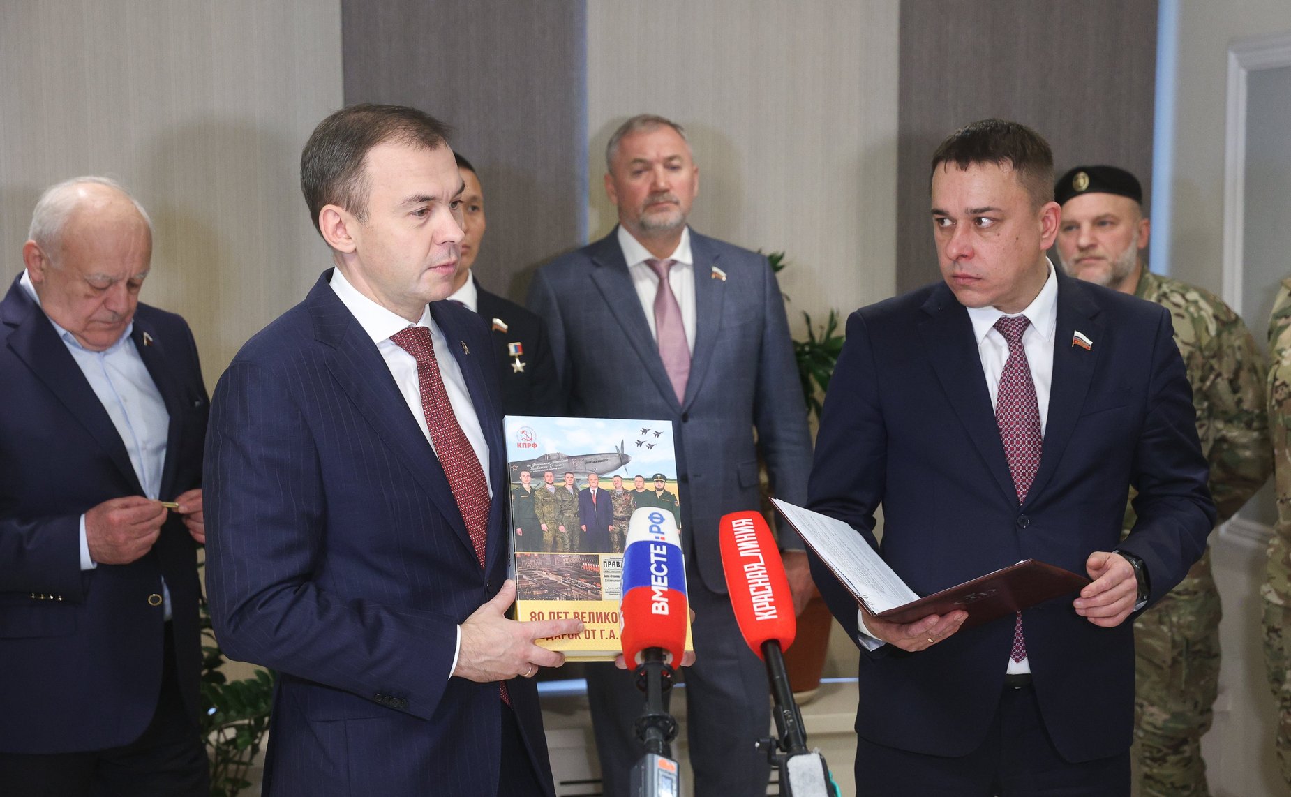 Торжественное награждение военнослужащих в рамках проведения открытия патриотической выставки фотографий военнослужащих Отдельной диверсионной штурмовой бригады «Ветераны»