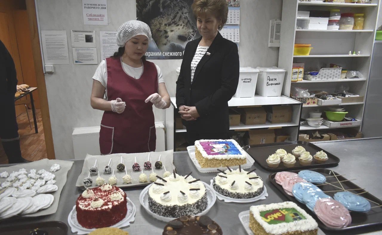 Татьяна Гигель в ходе рабочей поездки по региону побывала в районной пекарне и кондитерском цехе, открытых при пищевом предприятии в Усть-Коксинском районе