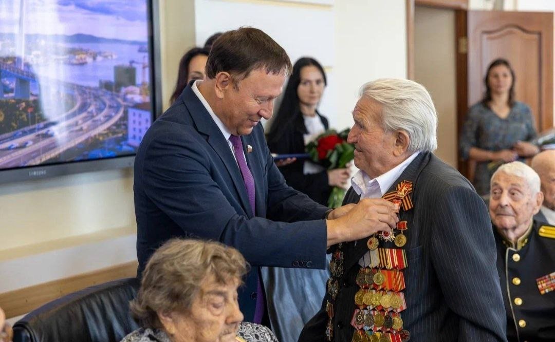 Александр Ролик совместно с главой Владивостока Константином Шестаковым провел встречу с проживающими в столице Приморья ветеранами — участниками боев с милитаристской Японией в августе-сентябре 1945 года