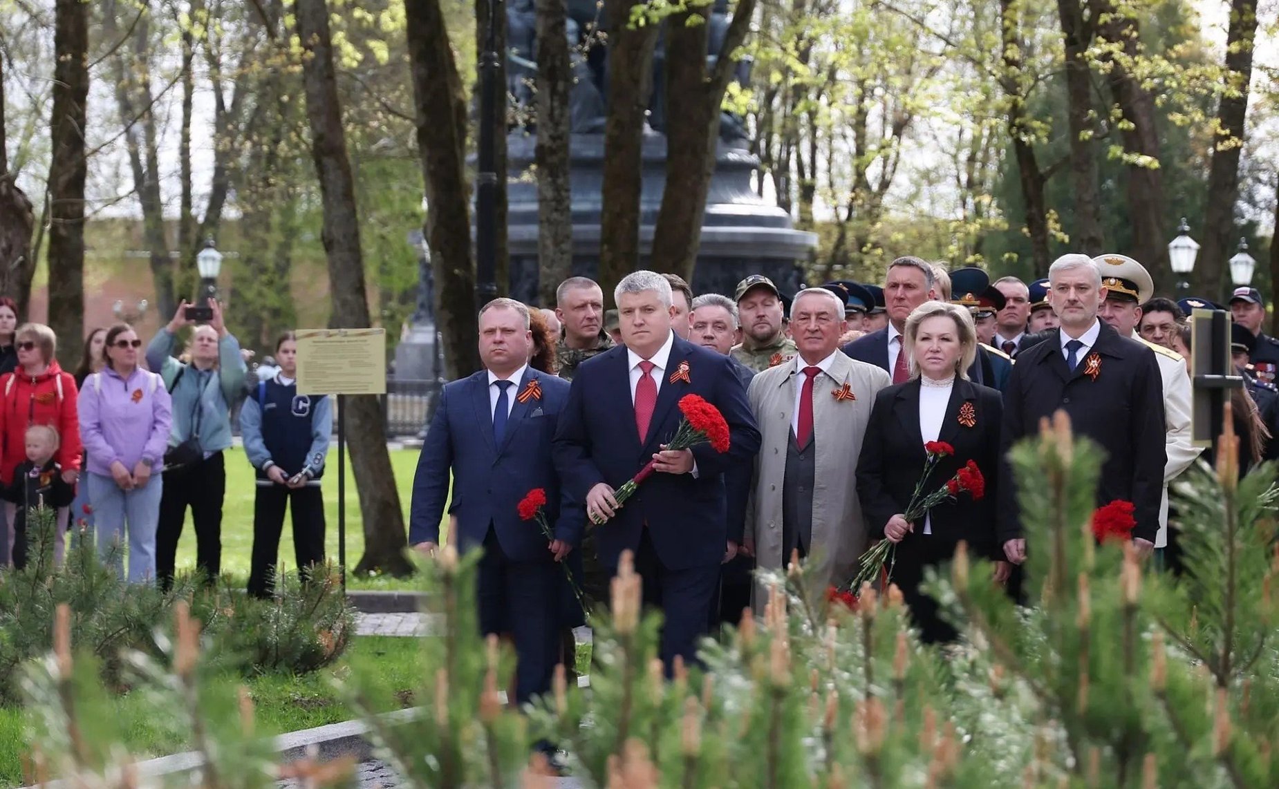 Евгений Дитрих почтил память погибших героев, возложив цветы к мемориалу «Вечный огонь славы»