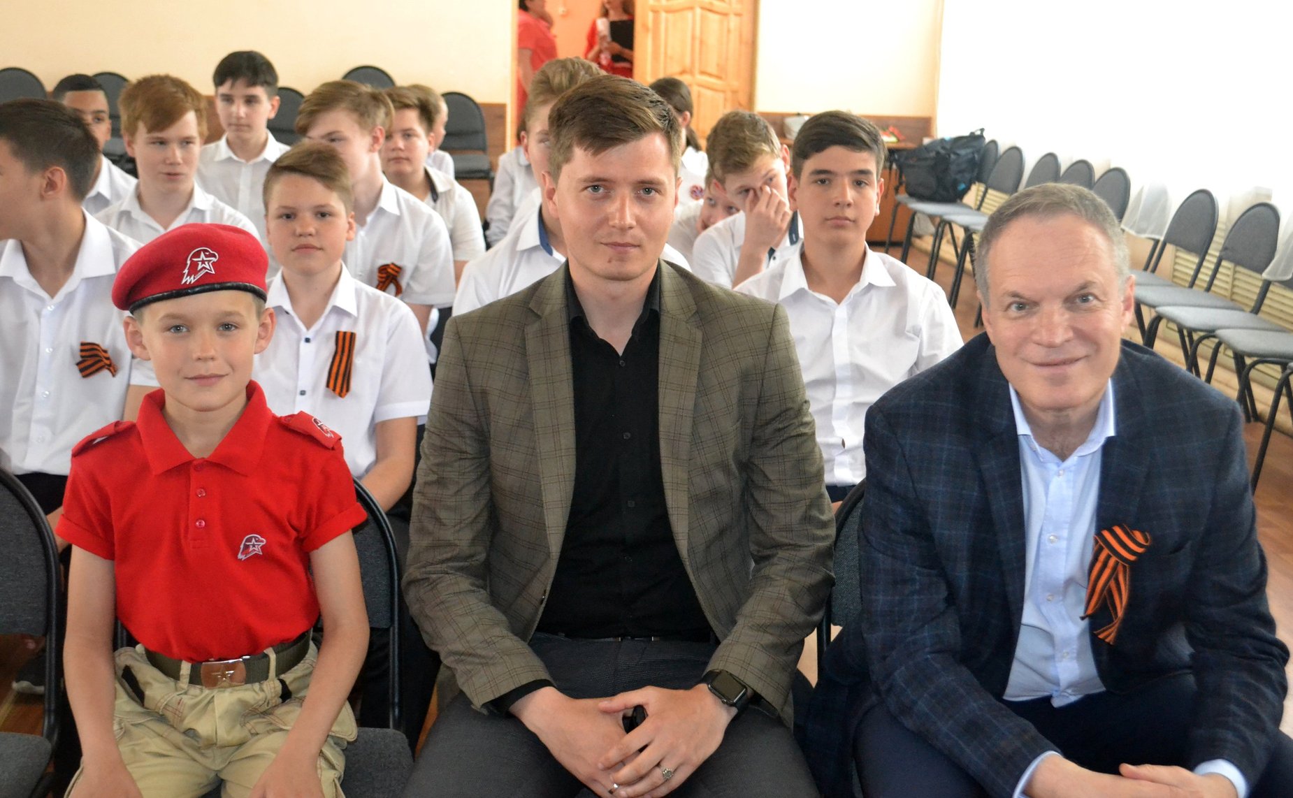 Александр Башкин принял участие в торжественной церемонии вступления в «Юнармию» учеников одной из школ Астрахани