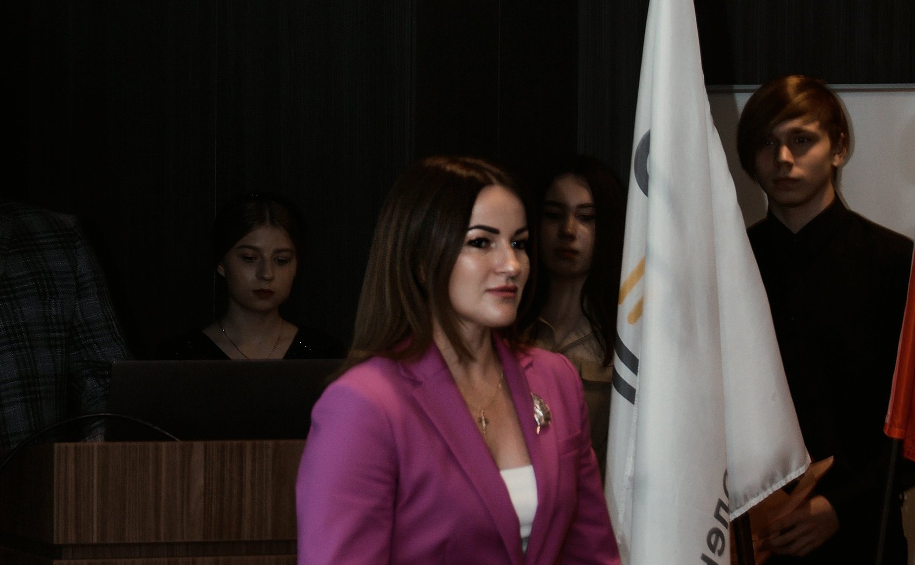 Ирина Кожанова в торжественной обстановке вручила дипломы выпускникам Смоленского юридического колледжа