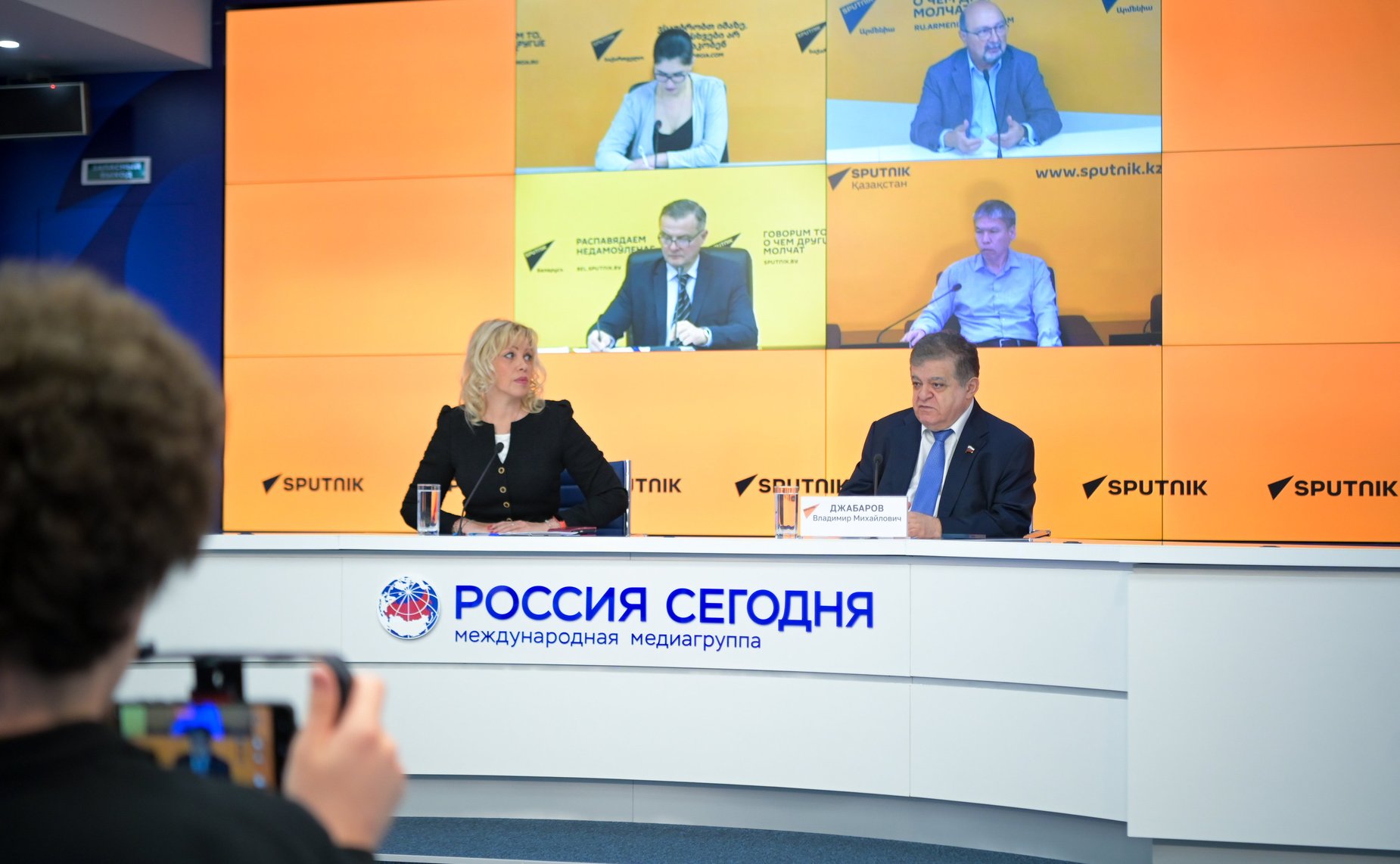 Видеомост с участием первого заместителя председателя Комитета СФ по международным делам Владимира Джабарова по актуальной международной повестке и вопросам сотрудничества России со странами ближнего зарубежья