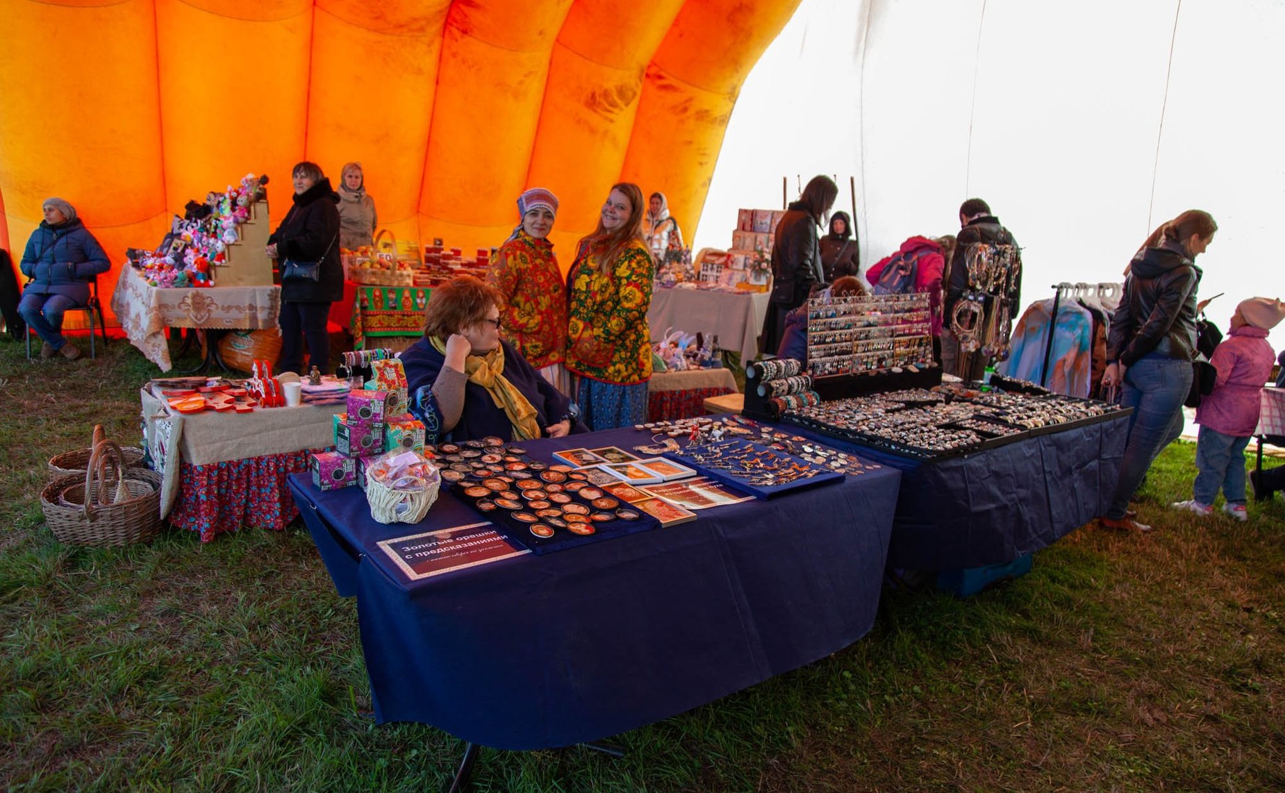 Александр Пронюшкин совместно с первым заместителем губернатора региона Александром Ремигой осмотрел ярмарку и пообщался с владимирскими ремесленниками